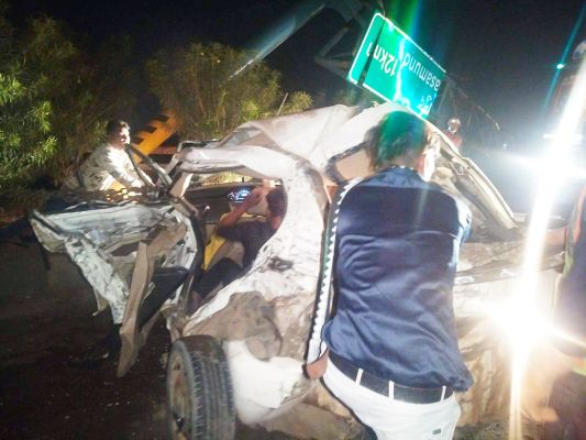 रफ्तार कार डिवाइडर से टकराई, दो सगे भाई समेत 3 की मौत, एक गंभीर