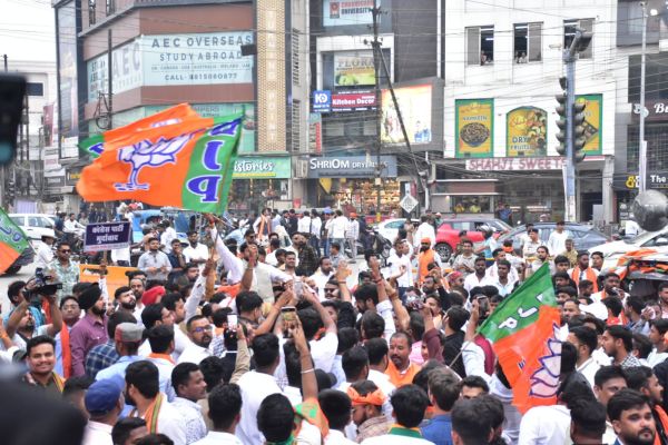 भाजयुमो कार्यकर्ताओं की पुलिस से झूमा-झटकी