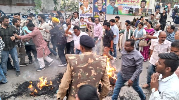 मोदी का पुतला जलाकर कांग्रेस ने किया विरोध प्रदर्शन