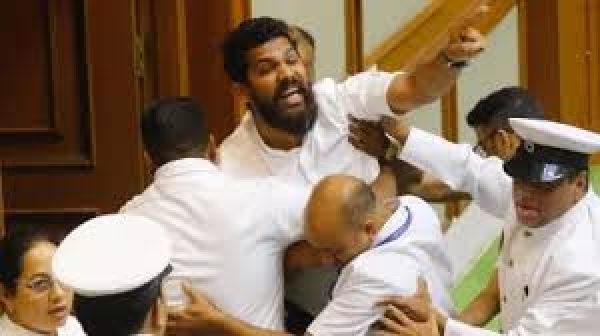 गोवा: रात भर चले हंगामे के बाद पुलिस ने विधायक को कार्यालय से घसीटकर बाहर निकाला