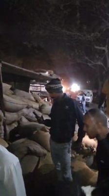 धान से लदा  ट्रक कार पर पलटा, 2 मृत तीन घायल 