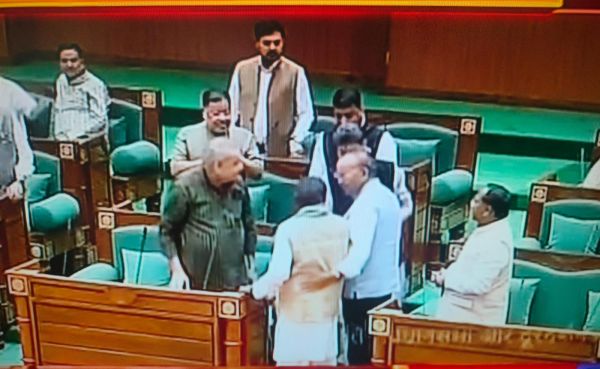 कवासी लखमा का गर्मजोशी से सदन में स्वागत किया भाजपा विधायकों ने 