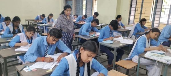  12 वीं राजनीति, रसायन, लेखा शास्त्र पेपर में 1985 अनुपस्थित रहे 