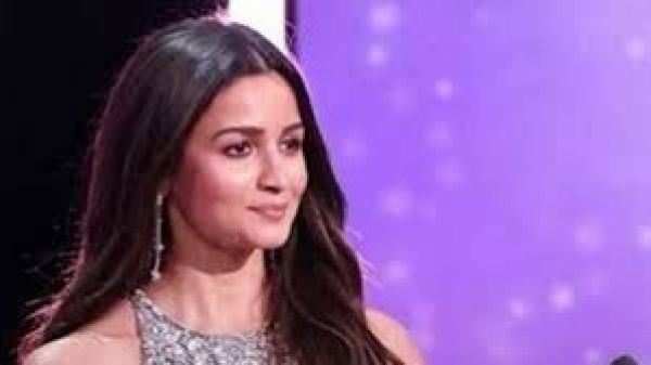 बाफ्टा पुरस्कार समारोह में आलिया भट्ट ने हिंदी में भाषण शुरु कर सभी को चौंकाया