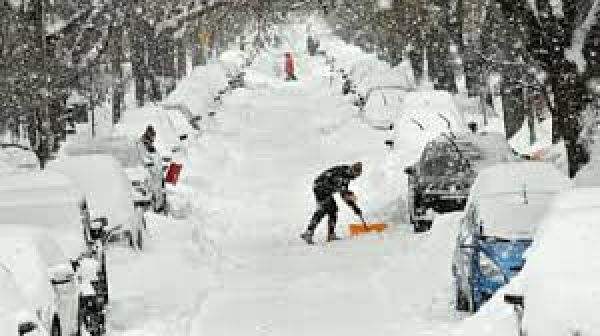 अमेरिका: तीन फ़ीट तक गिरी बर्फ़, तूफ़ान के कारण हज़ारों उड़ानें रद्द