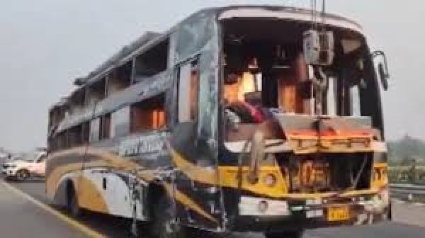 उत्तर प्रदेश: पूर्वांचल एक्सप्रेसवे पर प्राइवेट बस पलटी, पांच लोगों की मौत