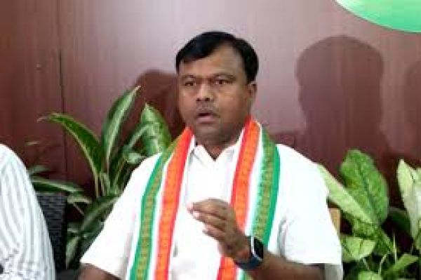 चौधरी हाई स्कूल के बच्चे के समान कल्पनाओं में डूबते नजर आये- बैज 