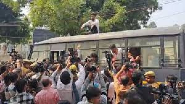 लखनऊ विश्वविद्यालय की लाल बारादरी पर विवाद, हनुमान चालीसा का पाठ करने पहुंचे छात्रों को पुलिस ने हिरासत में लिया