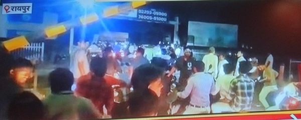 कचना गेट खुला रहा, ट्रेनें आती जाती रहीं 