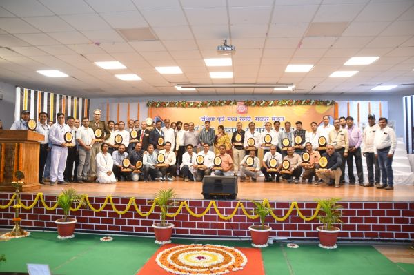  उत्कृष्ट कार्य के लिए 33 रेल कर्मी, 27 विभागों को शील्ड 