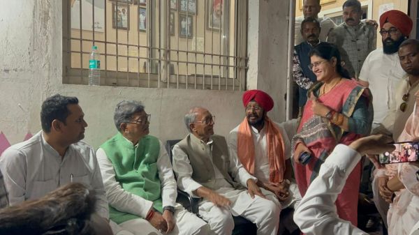 दिग्गविजय सिंह पहुँचे जुनेजा के चौराहे कार्यकर्ताओ से हुए रूबरू