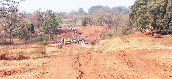 स्लरी पाइपलाइन निर्माण के दौरान गहरे खुले गड्ढों से हादसे का खतरा