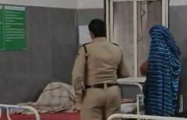 10 की बोर्ड परीक्षा के दौरान 17 वर्षीय छात्रा ने शौचालय में बच्चे को जन्म दिया