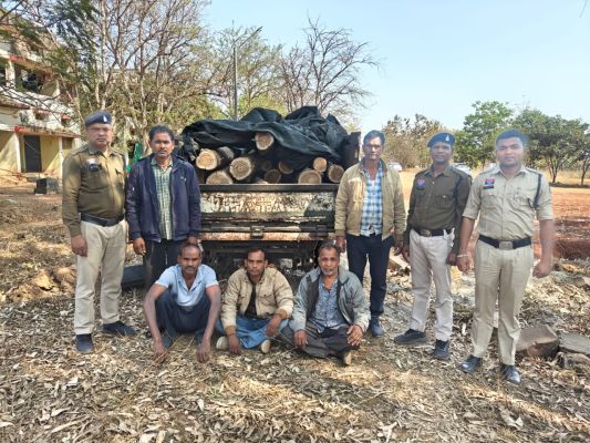 जंगल से सागौन काटकर भाग रहे तस्करों को पुलिस ने घेरा, 5 गिरफ्तार