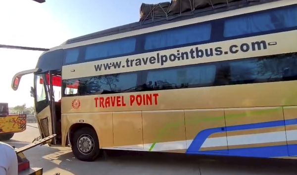 हाथरस में यमुना एक्सप्रेसवे पर डबल डेकर बस और वैन की टक्कर में तीन महिलाओं समेत छह लोगों की मौत