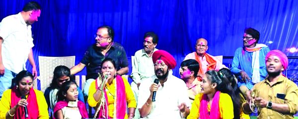 जुनेजा ने गाया फाग, नगाड़े की थाप पर थिरके कार्यकर्ता