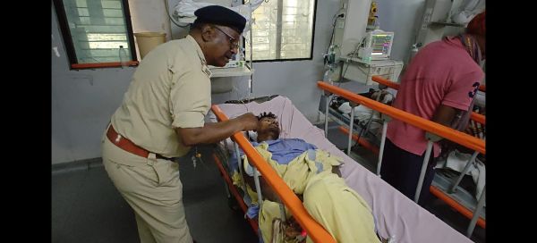 फ्लैग मार्च के बाद चाकूबाजी..!