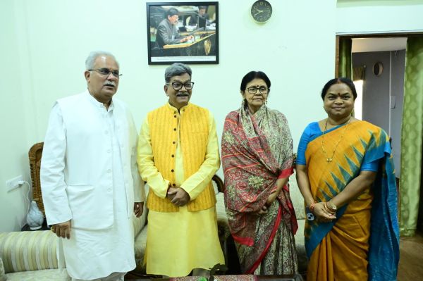 डॉ महंत-फूलोदेवी से मिलकर हैदराबाद निकले भूपेश