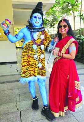 होली में संदीप और शिवानी का आकर्षक शिव-पार्वती अवतार