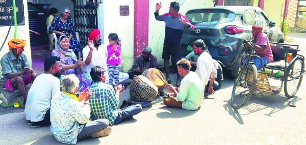 कुष्ठ रोगियों संग जुनेजा परिवार ने खेली होली