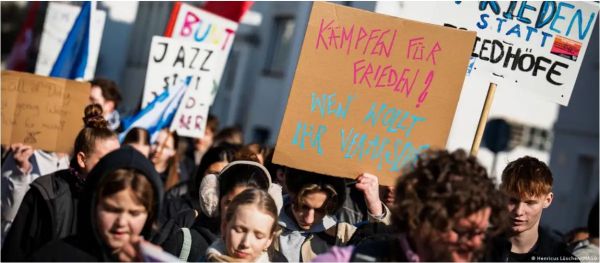 जर्मनी के हजारों स्कूली छात्र अनिवार्य सैन्य सेवा के खिलाफ