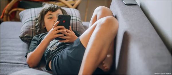 क्या बच्चों का मोबाइल और सोशल मीडिया बैन होना चाहिए?