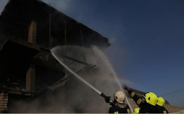 अफगानिस्तान: पाकिस्तानी सेना ने सरहदी कस्बे तोरखम पर बरसाए बम, कई दुकानें जलकर खाक 