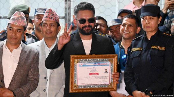 नेपाल: चार साल पहले बनी पार्टी ने जीतीं 165 में से 125 सीटें