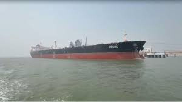 होर्मुज से होकर एक तेल टैंकर मुंबई पहुंचा, एक अन्य पारादीप की राह पर