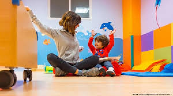 जर्मनी में कई पेरेंट्स को क्यों करनी पड़ती है पार्ट‑टाइम जॉब