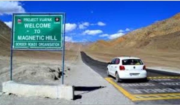 ग्रैविटी के नियमों को चुनौती देता है देश के इस हिस्से में स्थित 'मैग्नेटिक हिल', अपने आप चलती है गाड़ियां