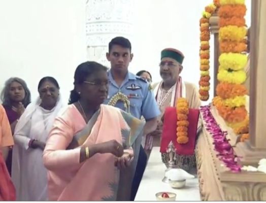 अयोध्या पहुंची राष्ट्रपति द्रौपदी मुर्मु ,‘श्रीराम यंत्र’ स्थापना पूजन में हुईं शामिल