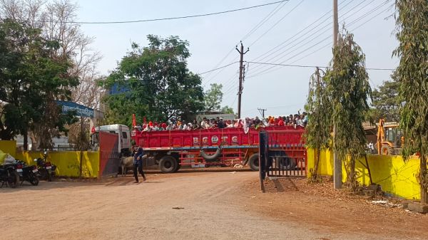 देवी दर्शन के लिए 200 लोगों को ले जा रहा ट्रक जब्त 