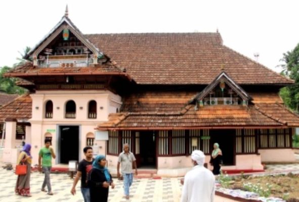 केरल : ईद पर चुनाव प्रचार को भीड़ उमड़ी, उम्मीदवार ईदगाहों पर लोगों से मिलने पहुंचे 