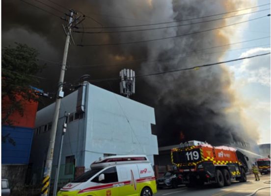 दक्षिण कोरिया: कार पुर्जे बनाने वाले कारखाने में लगी भीषण आग, 50 घायल