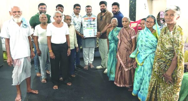 ग्लोबल ट्रैवल एसो. की वृद्धाश्रम को आरओ वाटर प्यूरिफायर भेंट