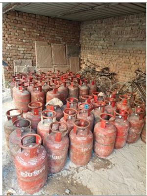 दिल्ली के संगम विहार में एलपीजी की कालाबाजारी का खेल बेनकाब, 183 सिलेंडर बरामद, चार गिरफ्तार 