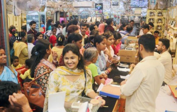 अमेरिका-ईरान तनाव के बीच कीमती धातुओं पर दबाव, सोना 0.50 प्रतिशत से ज्यादा फिसला