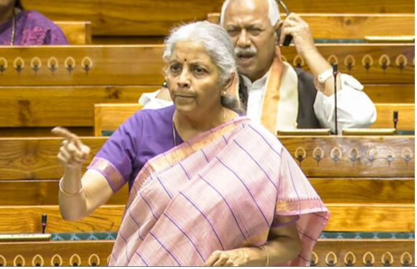 बैंक लॉकर में रखे पूरे सामान की वैल्यू पर क्यों नहीं मिल सकता मुआवजा, वित्त मंत्री ने संसद में दिया जबाव 