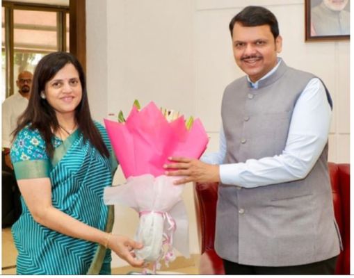 मुंबई: बीएमसी की पहली महिला आयुक्त अश्विनी भिड़े को सीएम फडणवीस ने दी शुभकामनाएं 