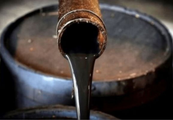 मध्य पूर्व तनाव कम होने की उम्मीदों के चलते कच्चे तेल की कीमतों में गिरावट, दिन के उच्च स्तर से 3 प्रतिशत तक फिसली कीमतें 