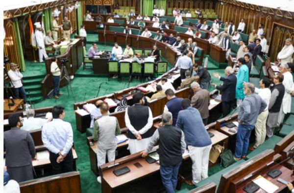 जम्मू-कश्मीर के विधायकों ने विधानसभा में नौकरशाहों की गैर-मौजूदगी का विरोध किया 