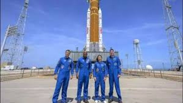 पृथ्वी के करीब एक दिन बिताने के बाद आर्टेमिस-2 के अंतरिक्ष यात्री चंद्रमा की ओर रवाना