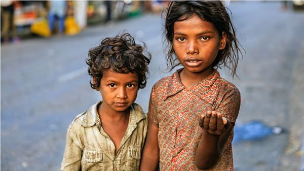 कैसे मिटे गरीबी: दुनिया की आधी आबादी से ज्यादा दौलत छिपाकर बैठे हैं ‘सुपर रिच’ लोग