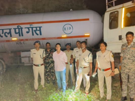 बिहार में अवैध गैस रिफिलिंग के बड़े गिरोह का भंडाफोड़, एलपीजी गैस से भरा कंटेनर और 54 गैस सिलेंडर बरामद 