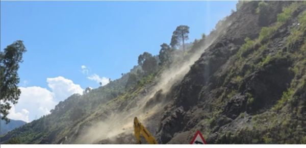 भूस्खलन के बाद श्रीनगर-जम्मू राजमार्ग दूसरे दिन भी बंद रहा 