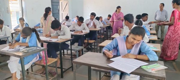 दोबारा हुई 12 वीं हिंदी  परीक्षा में 2343 अनुपस्थित 