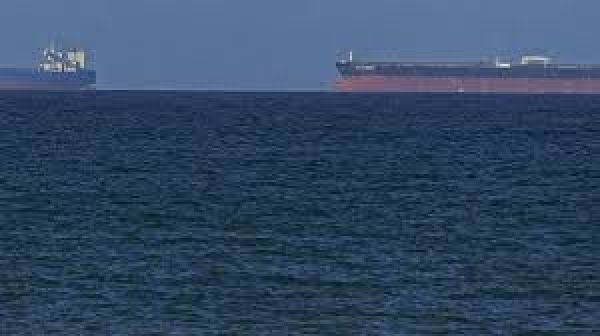 ईरान ने कहा, कड़ी चेतावनी के बाद अमेरिकी विध्वंसक जहाज़ होर्मुज़ से लौटा