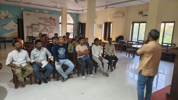  “अभिनय स्वयं के भीतर चरित्रों की खोज है” — हीरा   संस्कार भारती की नाट्य कार्यशाला में विशेष सत्र