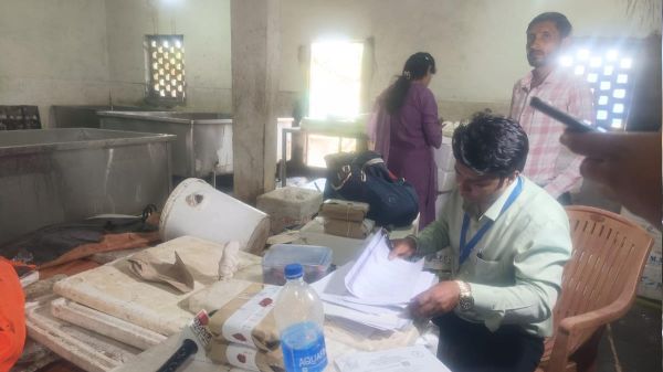 नाले के किनारे फैक्ट्री, गंदगी भरे माहौल में बना 520 किलो पनीर नष्ट 